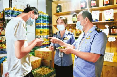 管好小市场 守护大民生——都江堰市预包装食品批发监管在行动